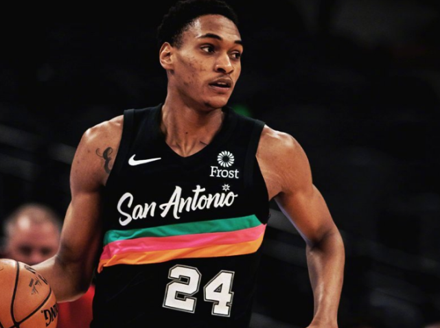 包含葡超赛程吃紧；底特律活塞加时末段绝杀压哨；质疑声仍在；临场指挥获称赞的词条